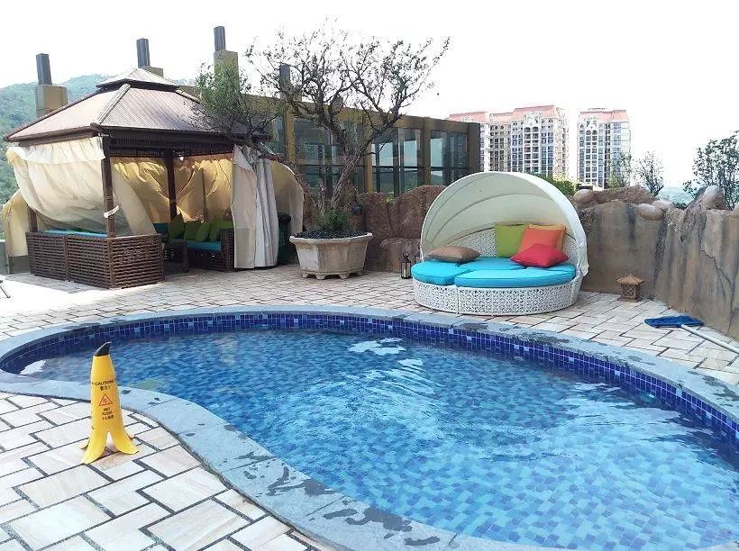 【泡温泉】598元/套抢河源客天下国际酒店山景客房，含2大2小（自助早餐+水晶氡温泉+花海门票+冰雪世界门票）